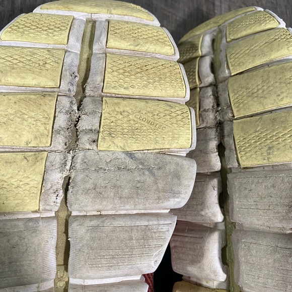 On Cloud Running Mens Sneakers - Picture 10 of 11